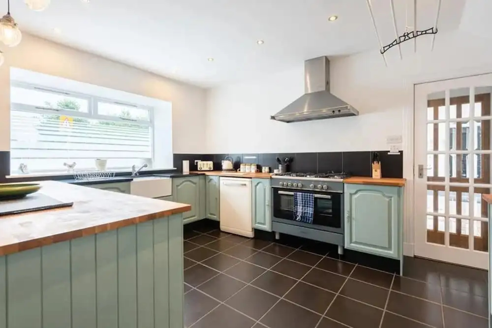 5 Bedrooms/sleeps 10-12/free Wifi & Parking/garden