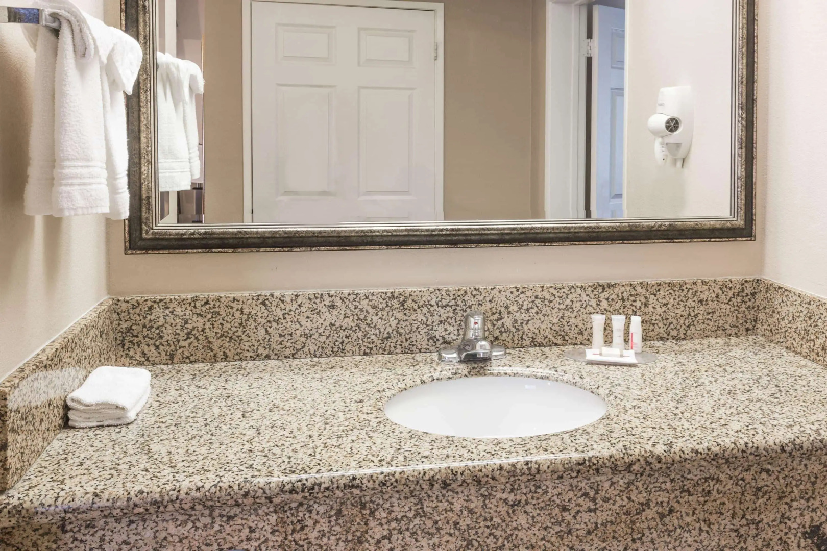 Howard Johnson by Wyndham Pasadena