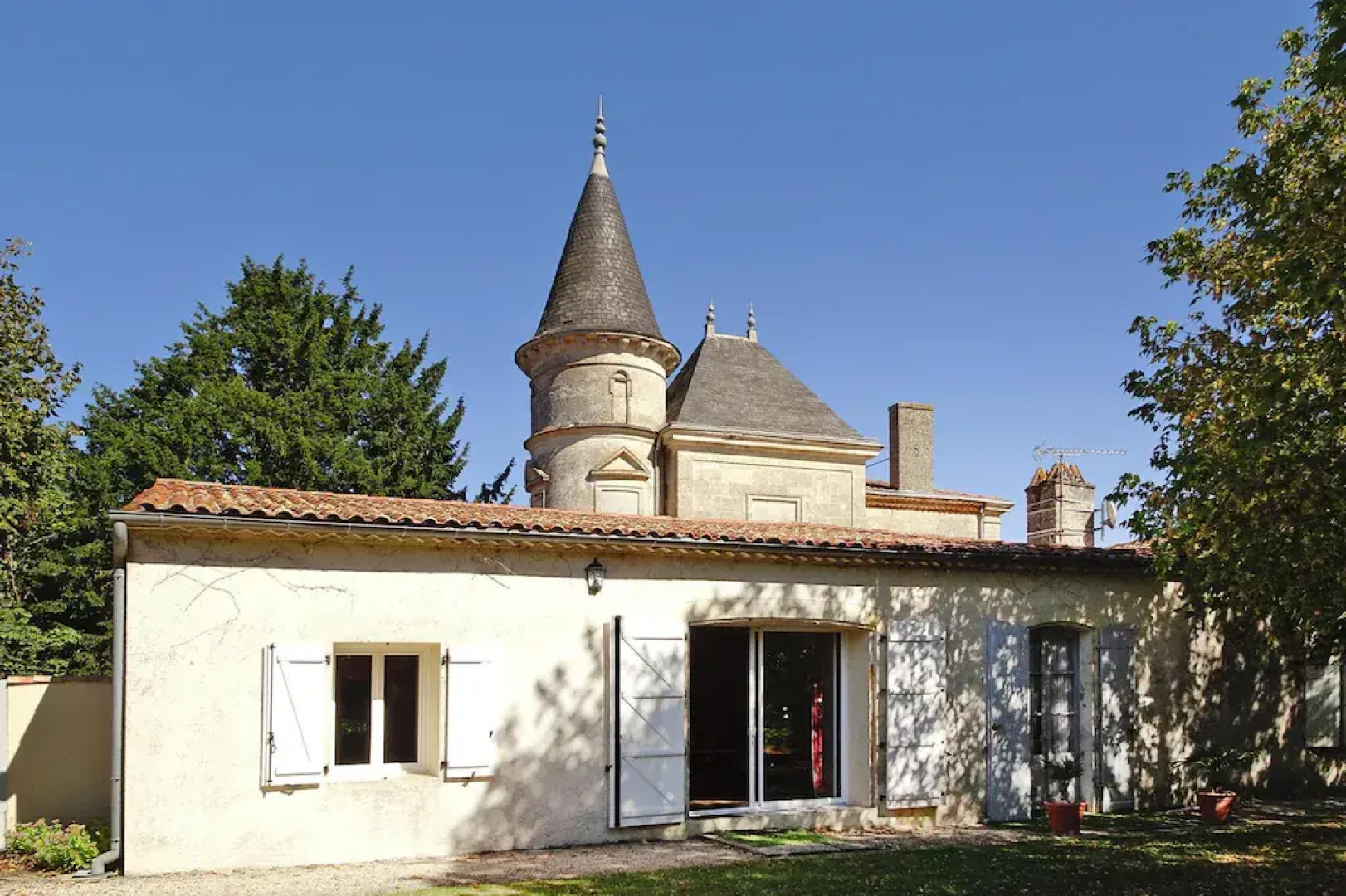 Semi-detached House on a Vineyard, Talais