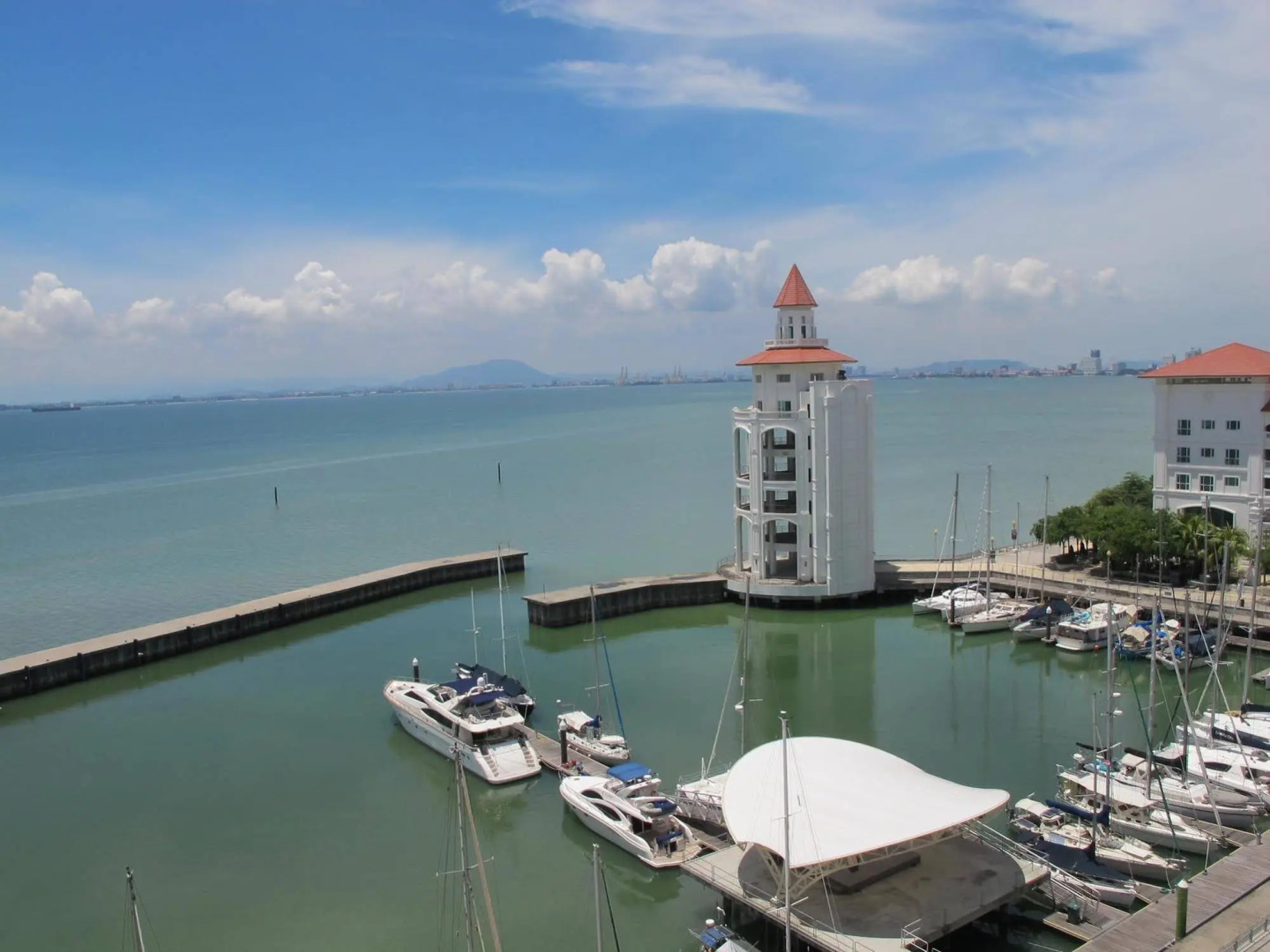 Luxury Suites @ Straits Quay