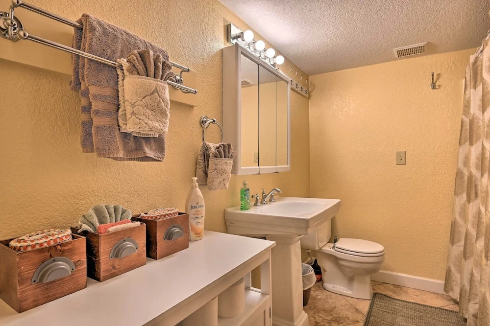 Flagstaff Retreat w/ Large Yard, Balcony & Views!