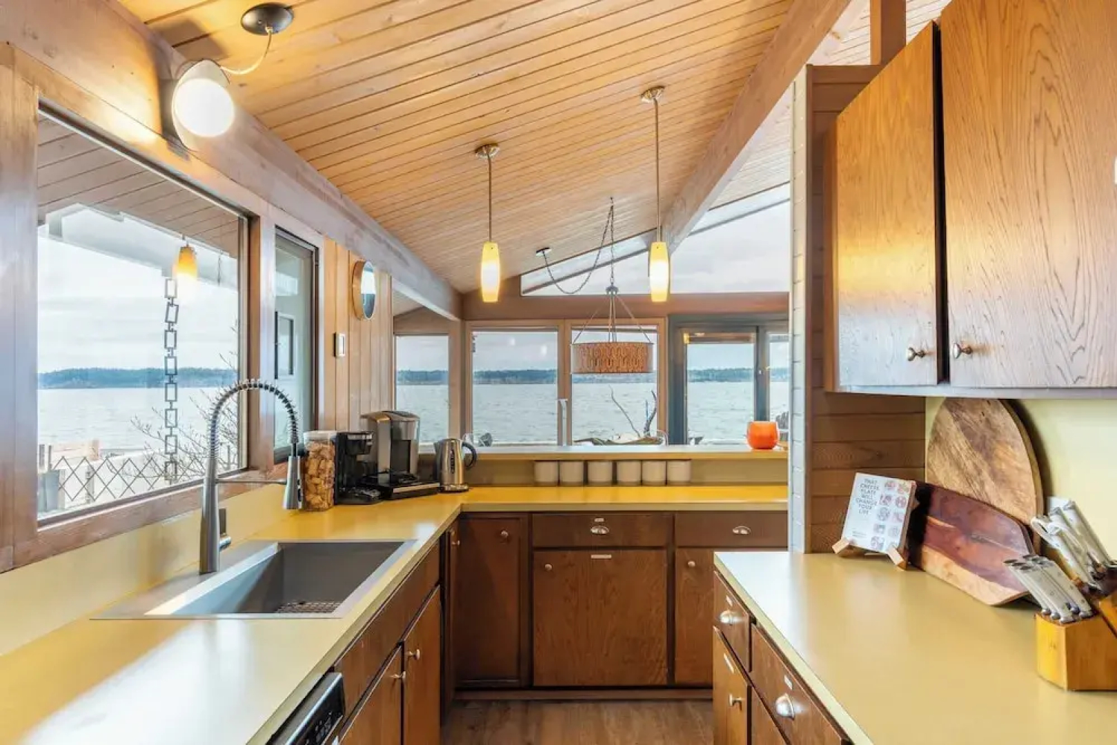 Oceanfront w/ Game Room, Fire Pit, Panoramic Views Angels Landing by Avantstay