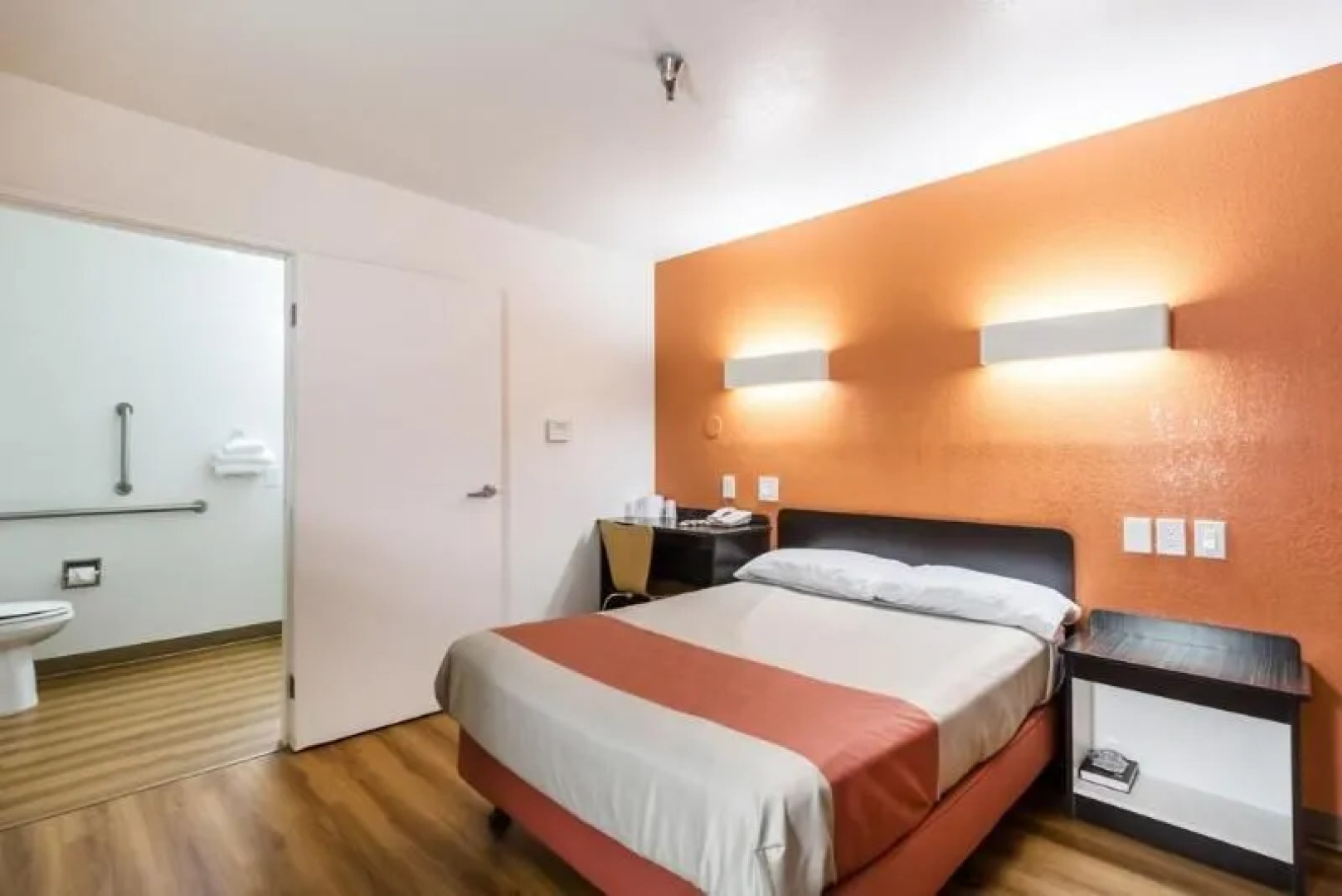 Motel 6 North Kirkland