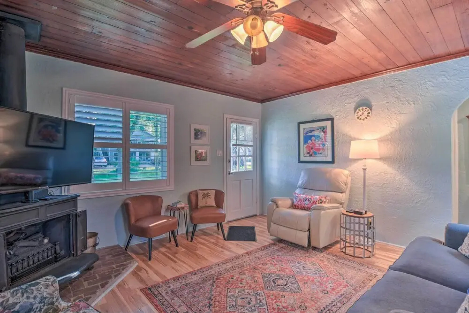 Quiet Crystal Beach Hideaway - Steps to Shoreline!