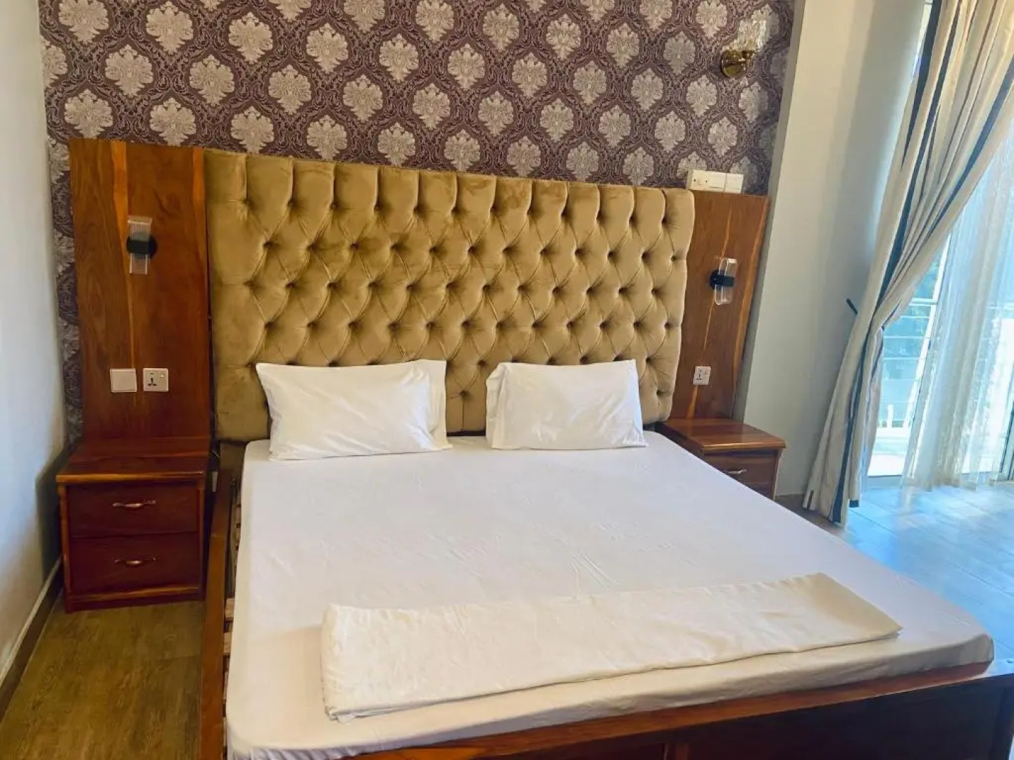 ROJO’s FULLY-FURNISHED 3-BEDROOM CONDO