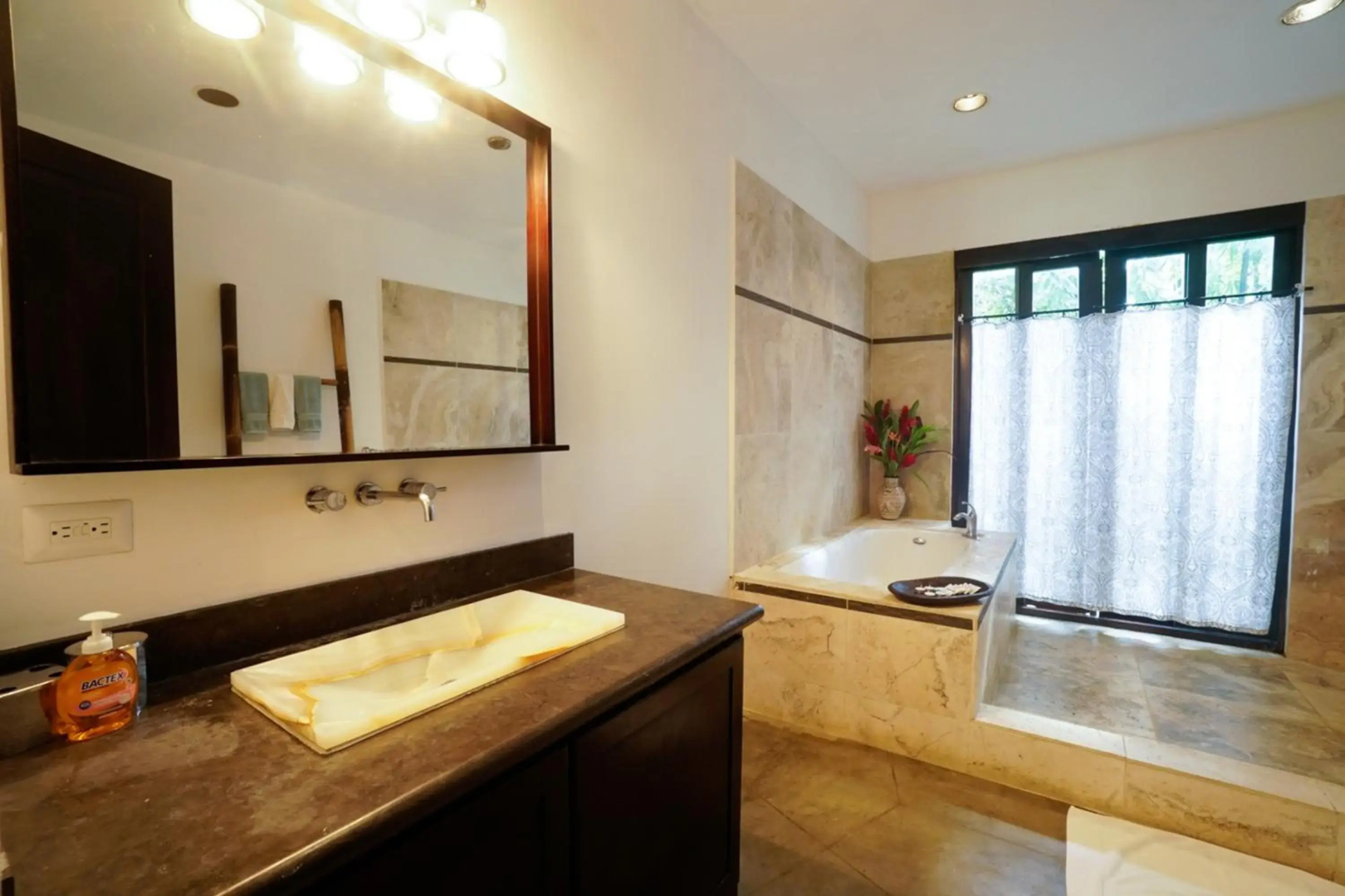 Makara Mono Suite / 2nd Floor