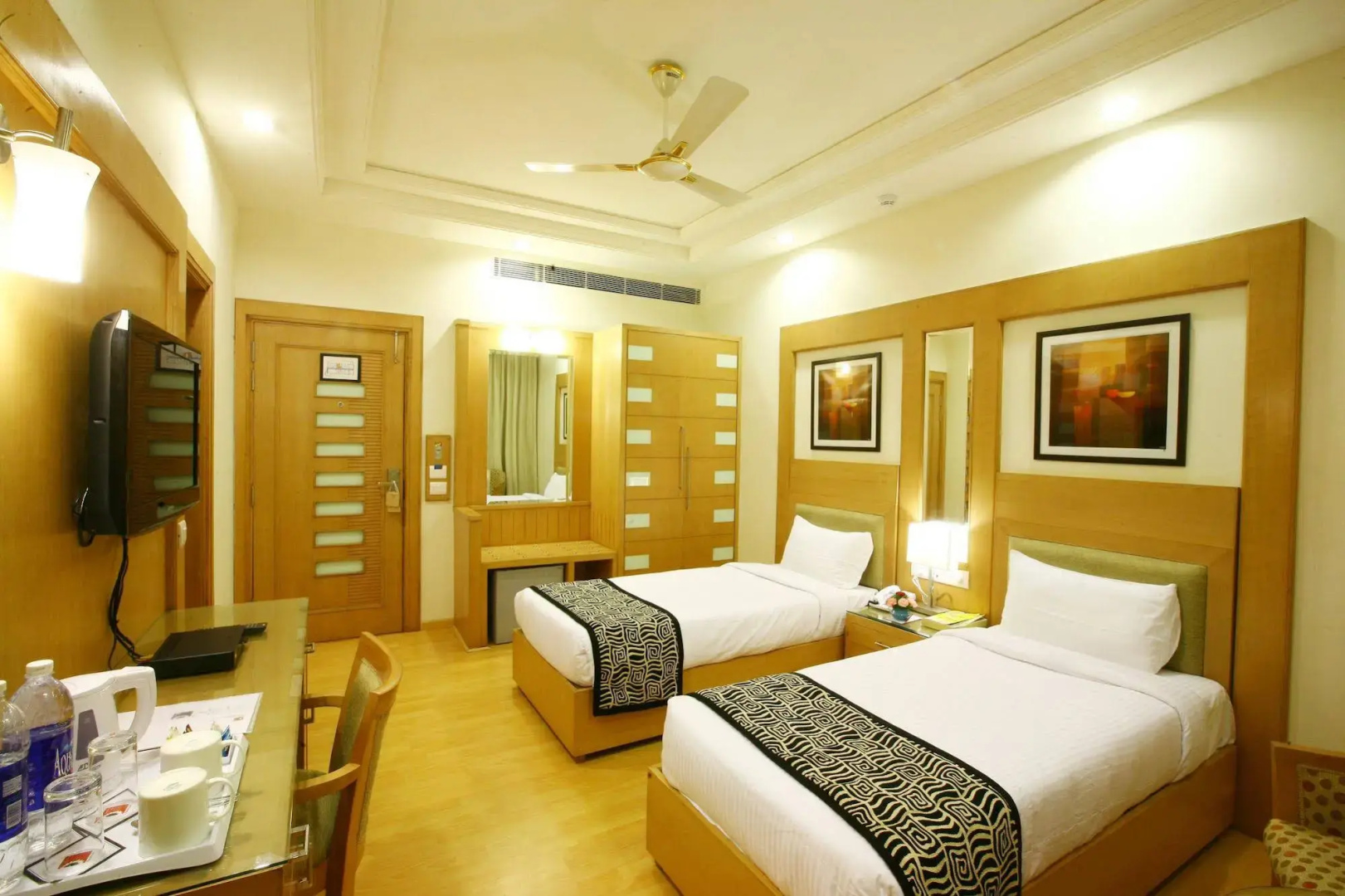 Karon Hotel - Lajpat Nagar
