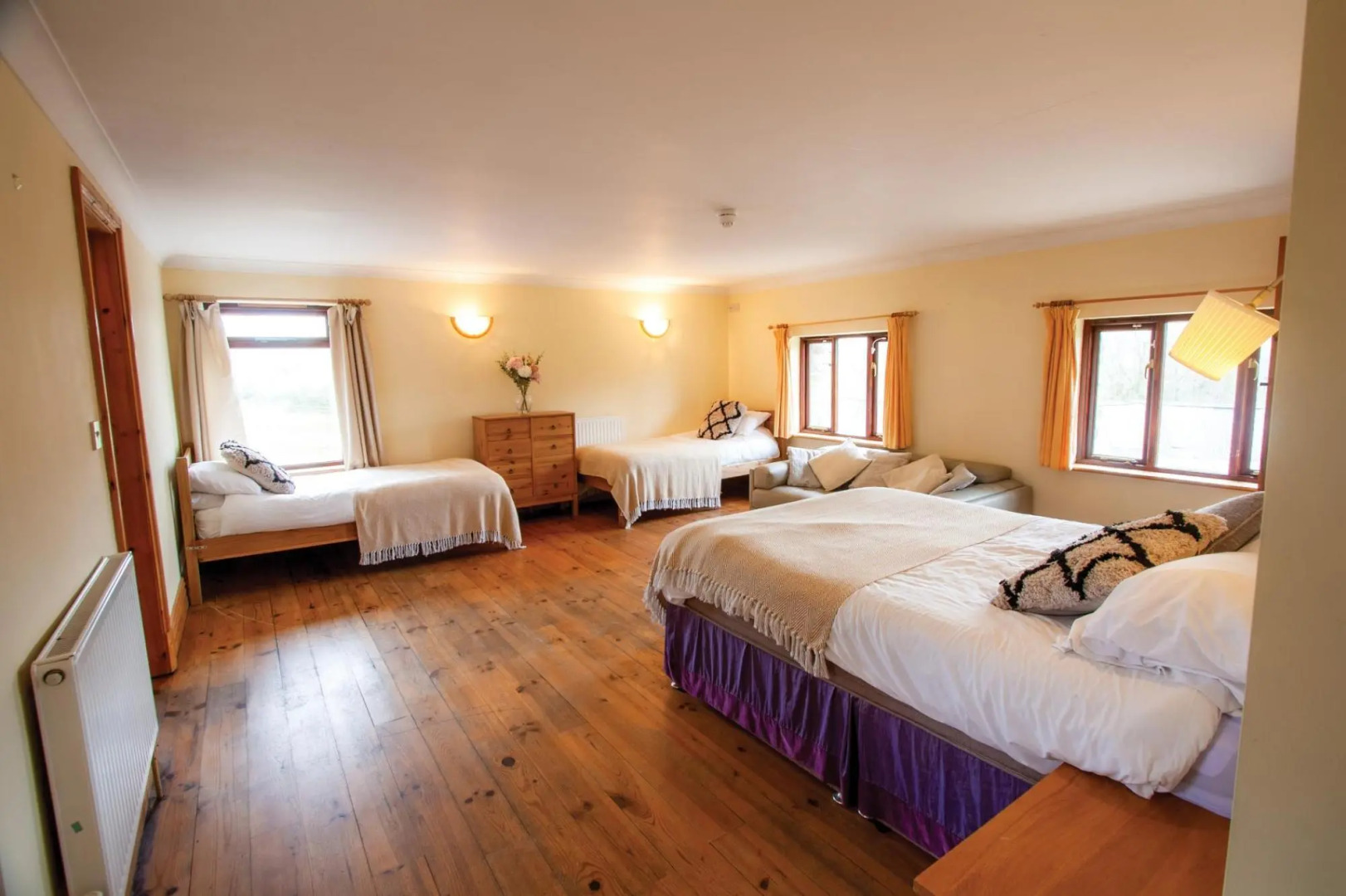 The Lake House Retreat - 7 Bedroom Holiday Home - Sleeps 20 - Southgate