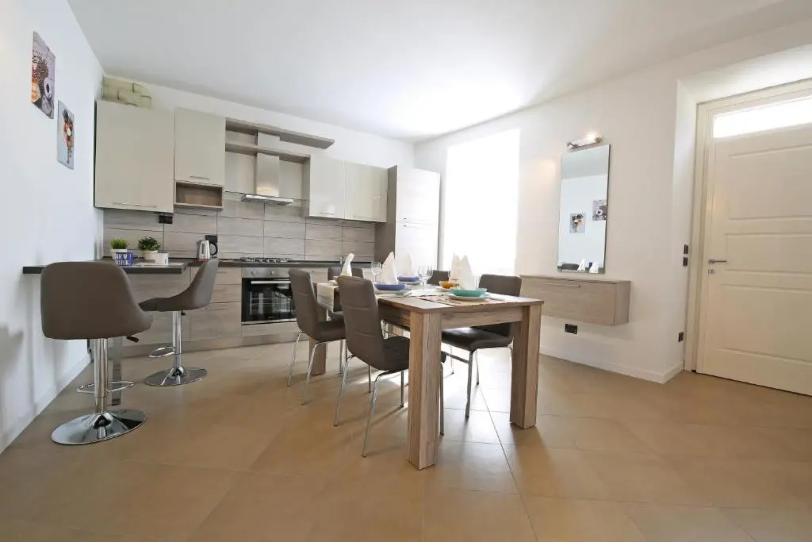 BELLAGIO DREAMS APT, pool, with private garden, near lake