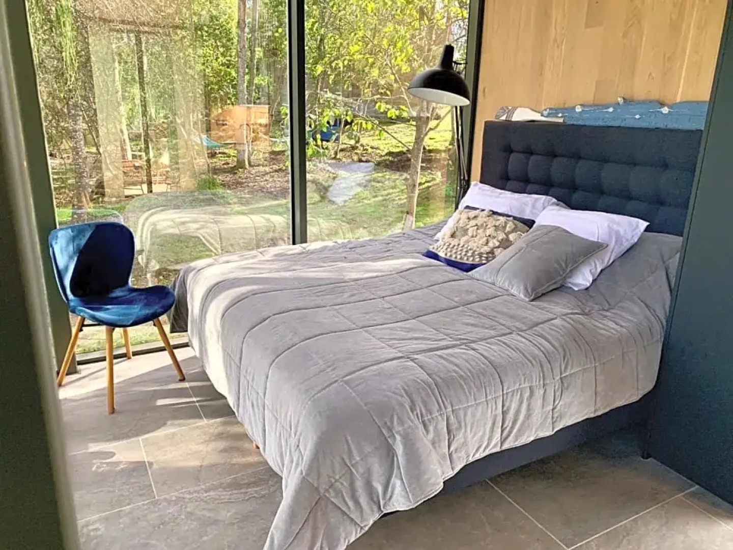 Riverbed inn ÖÖD mirror house and Iglucraft sauna by river