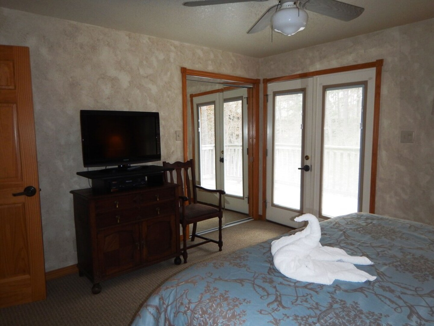 Luxury, loft, log-sided two bedroom Harbor North cottage on Lake Ouachita. by RedAwning