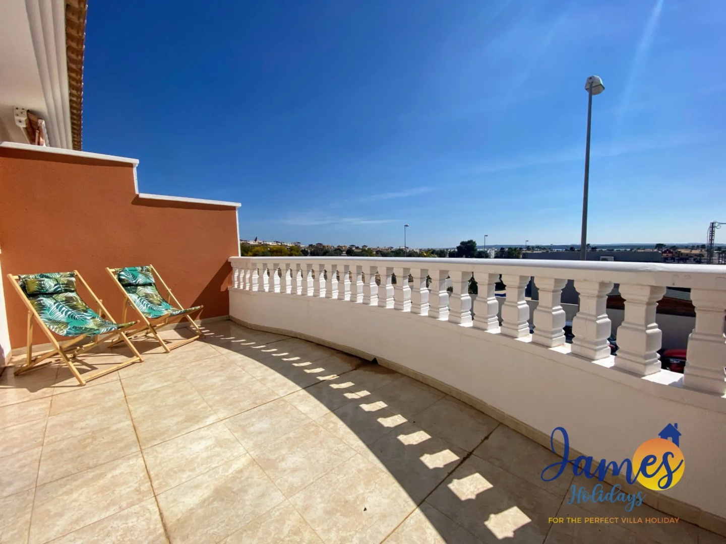 Laguna Townhouse overlooking Communal Pool LOM01
