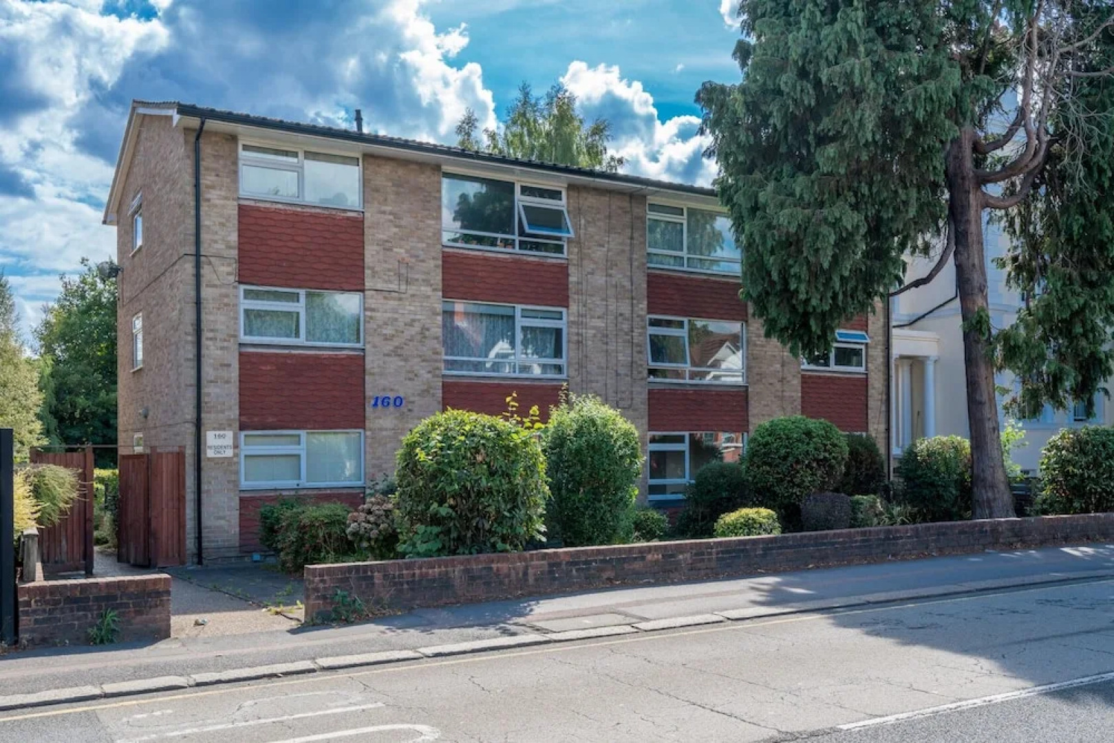 Spacious Pet Friendly 2-bed Apartment in Redhill
