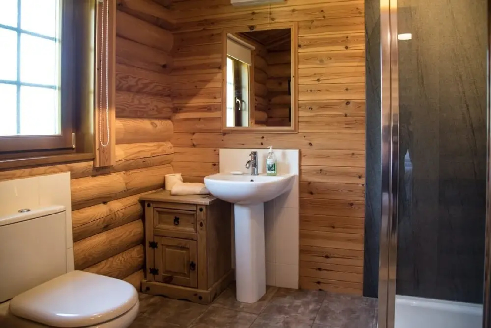 Oak Lodge With Hot Tub, Kingfishers