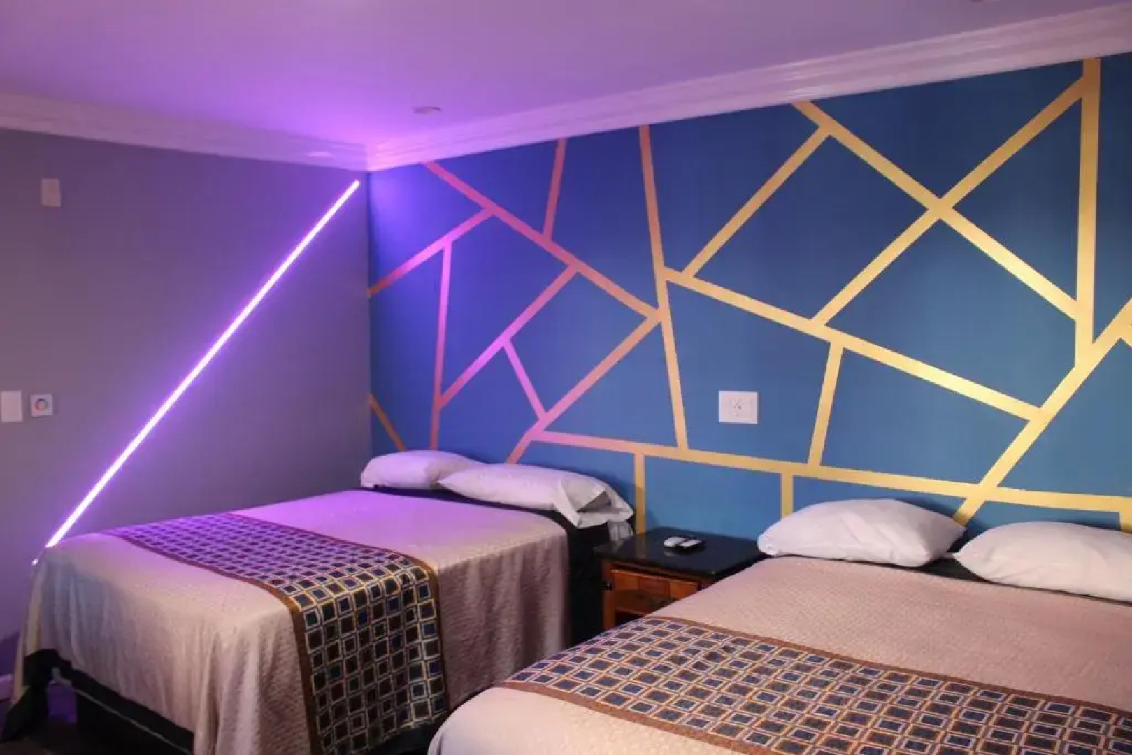 ERTH INN by AGA, Maywood