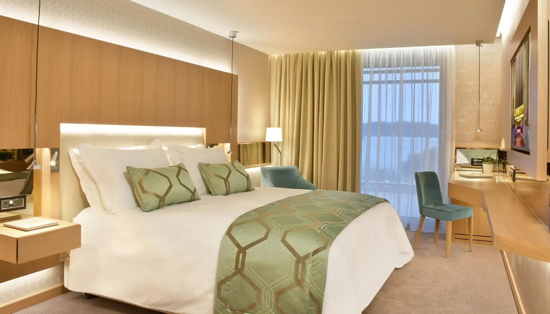 Maestral Resort & Casino