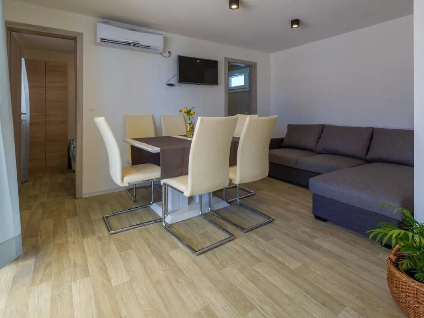 Gorgeous Mobile Home With Terrace Situated Near the Beach