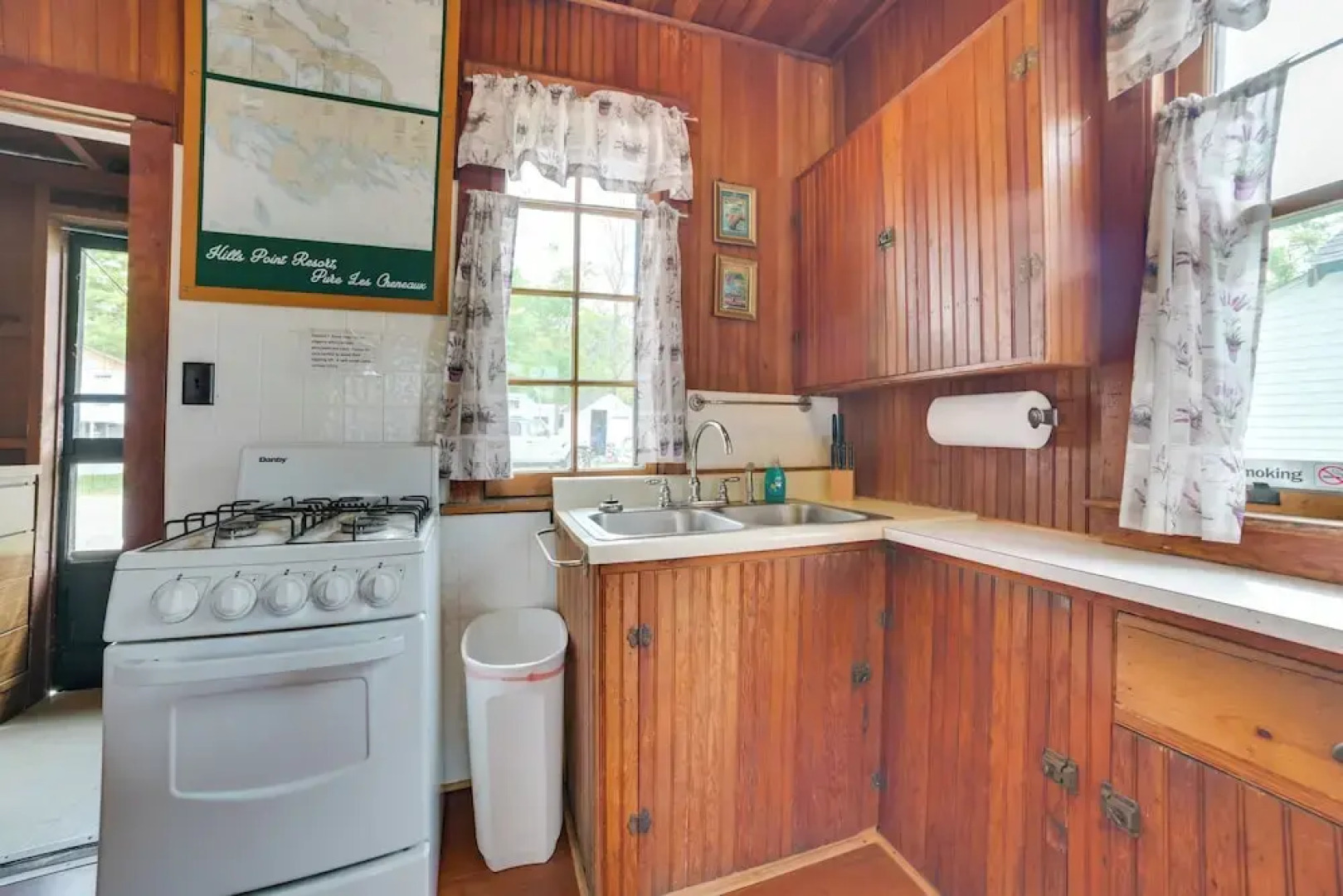 Sandy Beach & Sunset Views: Cedarville Cabin!