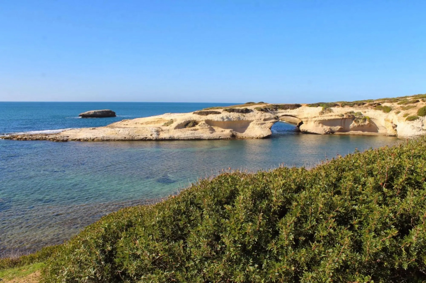 Seafront holiday home twenty meters from the western shore of Sardinia in S'archittu Beach-Casa del Giglio