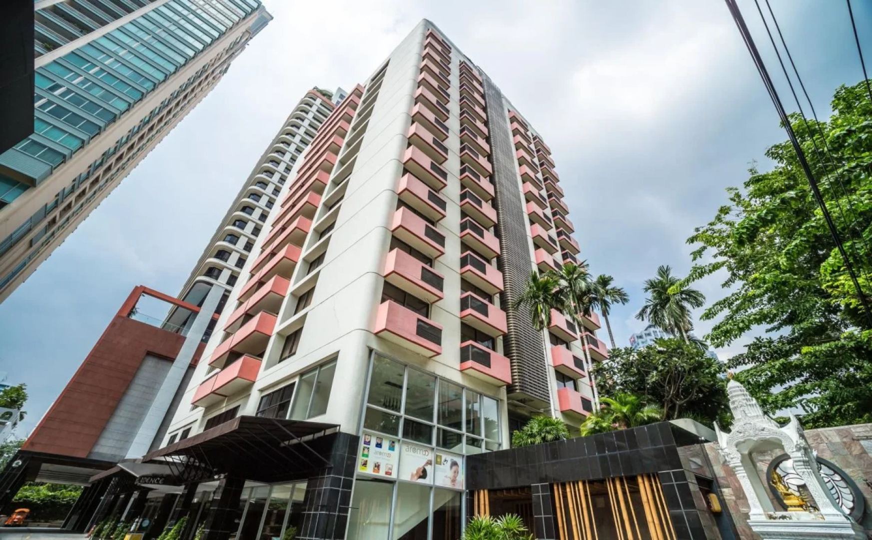 Bandara Silom Suites