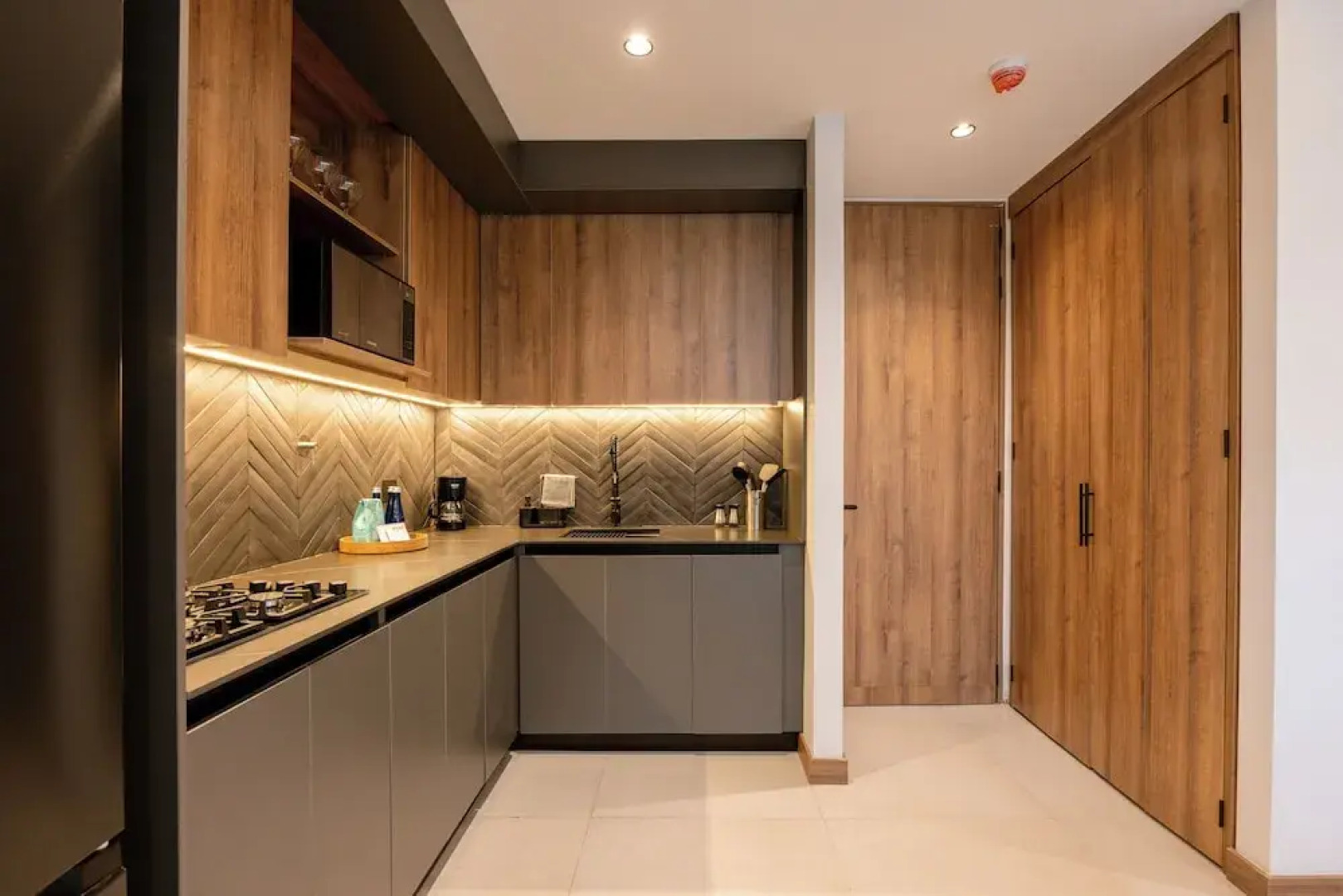 0611 Waters Edge Resort 2 Bedroom Condo by Redawning