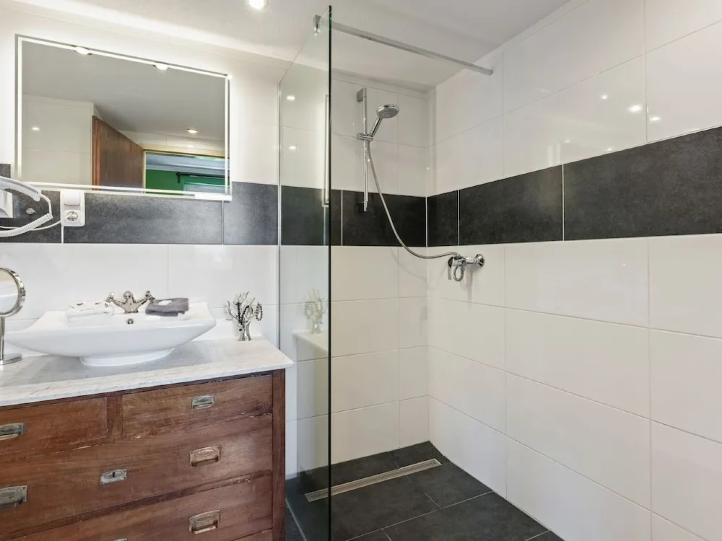 Tranquil Apartment With Sauna, Fitness Room, Garden, Terrace