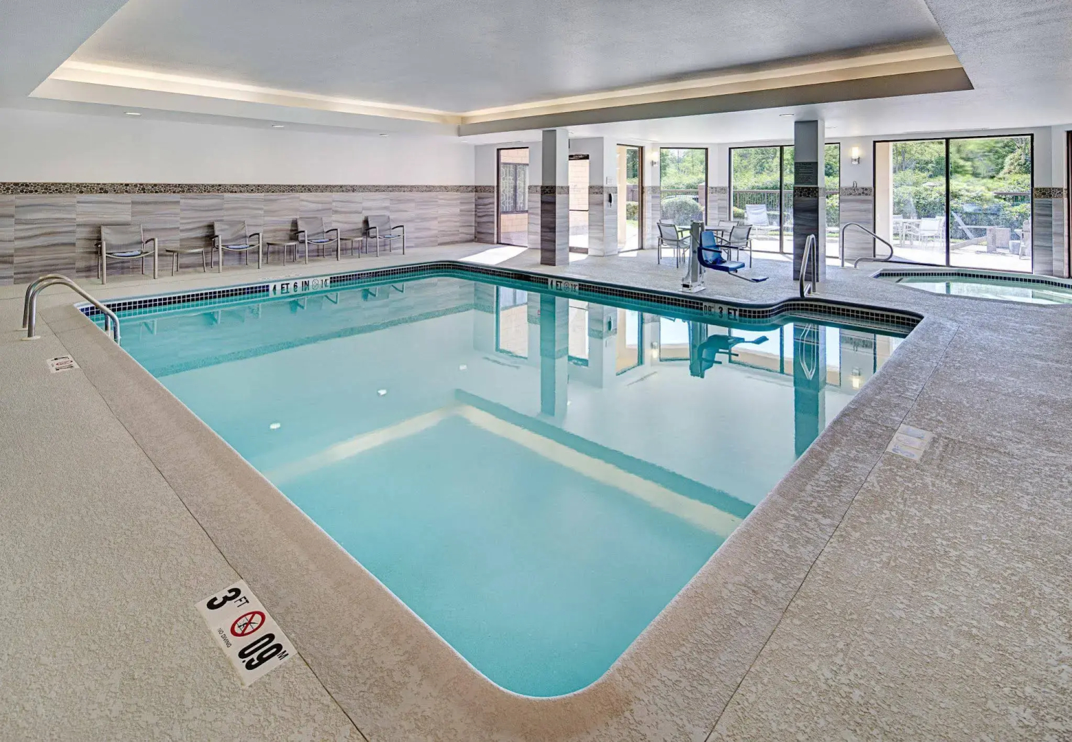 Courtyard by Marriott Manchester - Boston Regional Airport