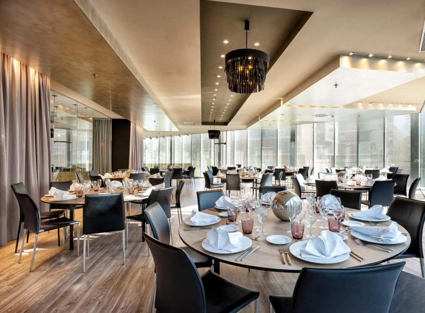 Отель Barcelona Condal Mar Affiliated by Meliá