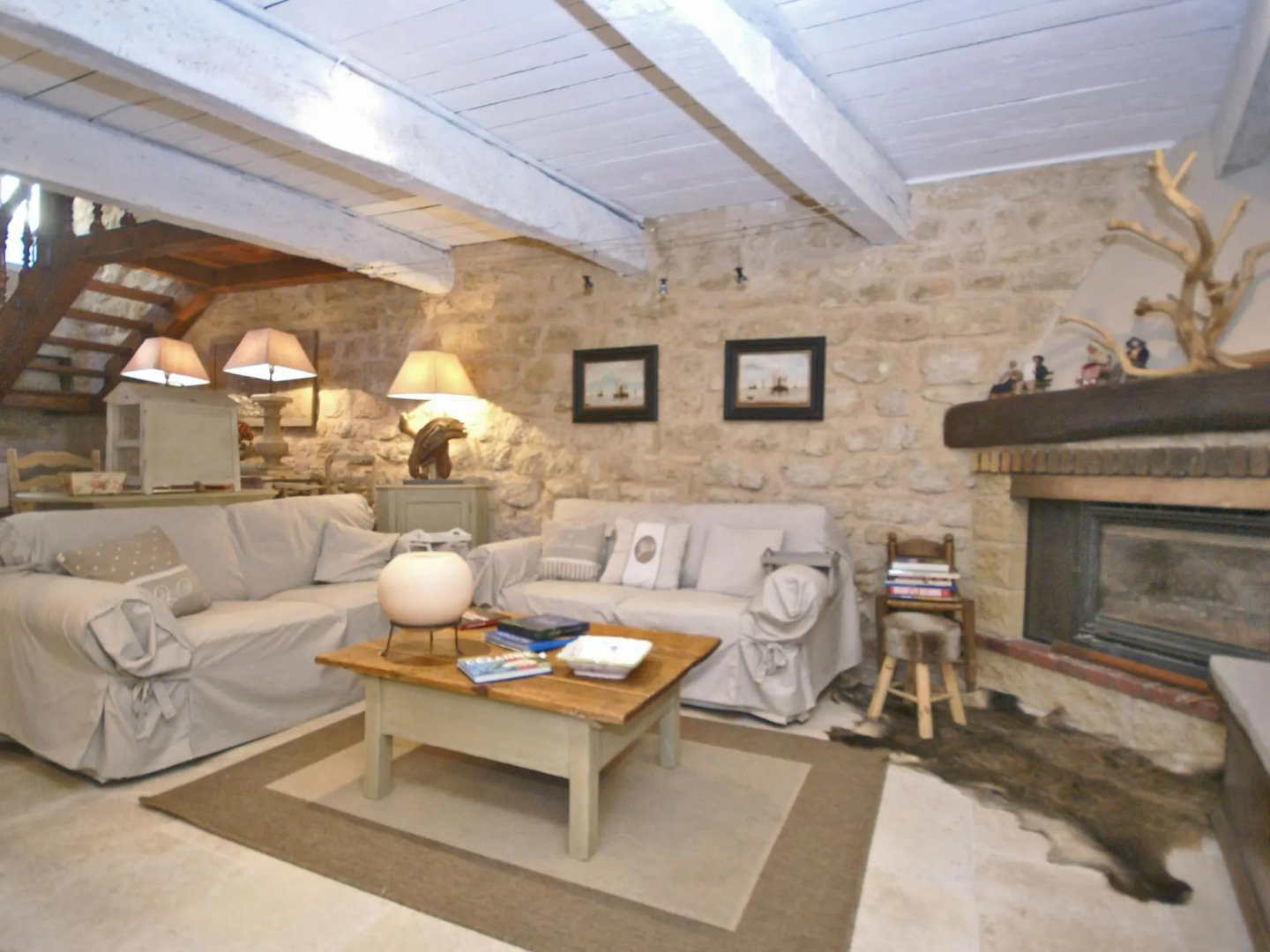 Splendid Villa in Viens With Swimming Pool