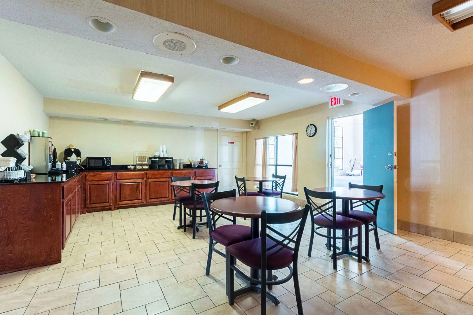 Econo Lodge Inn & Suites