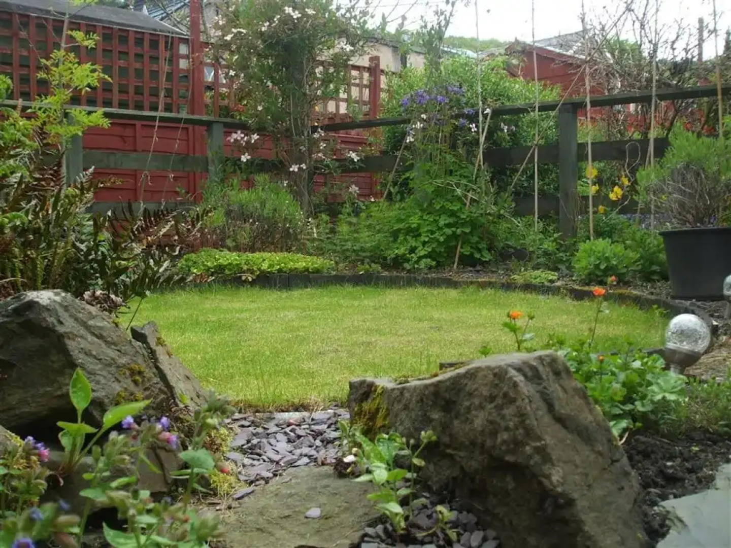 Spacious Holiday Home With Lovely Garden, Ideal Location in South Wales