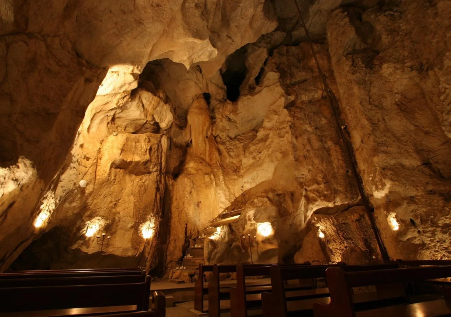 Capricorn Caves - Caravan Park