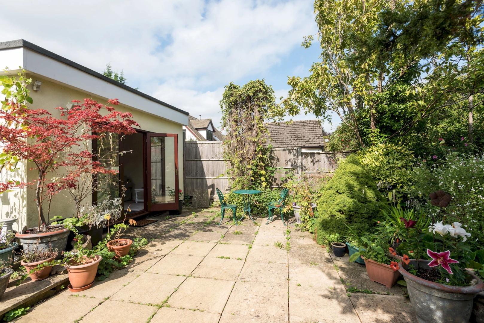 Spacious 1-Bedroom Flat with garden & free parking