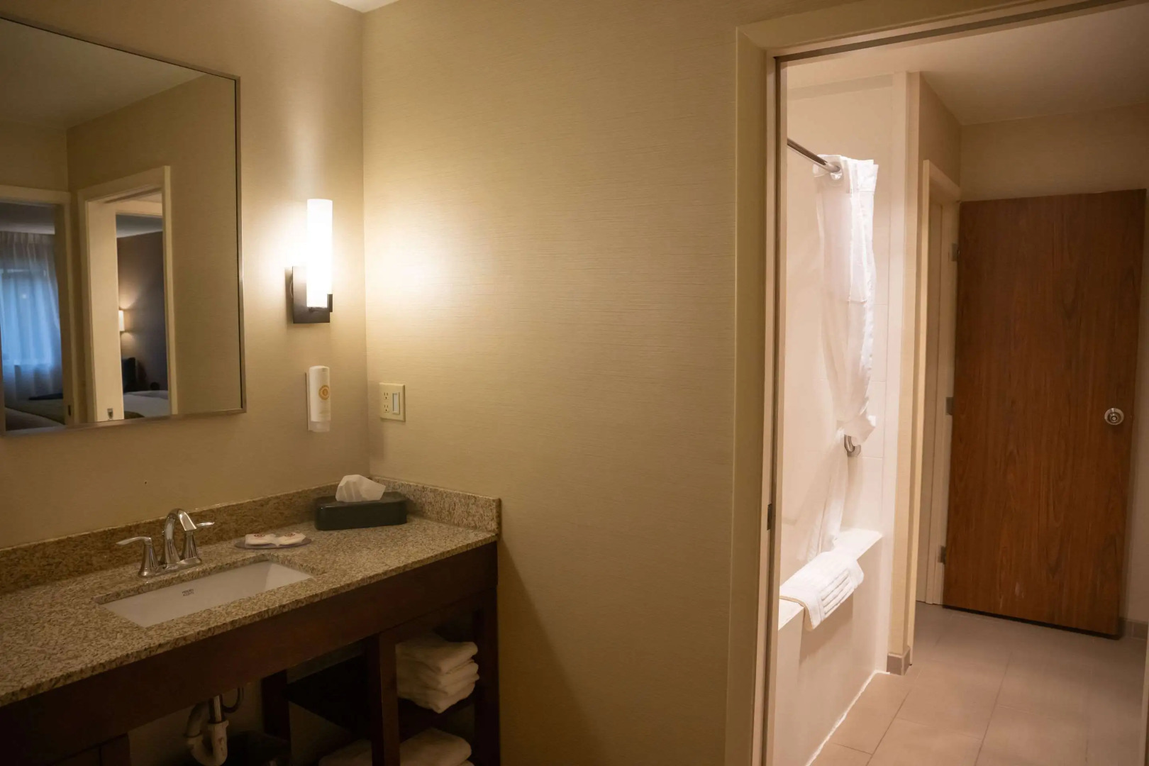 Comfort Inn & Suites Erie - Splash Lagoon Indoor Waterpark