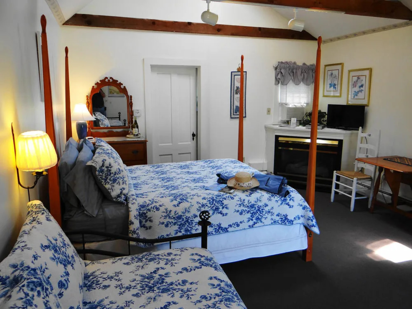 Allen Harbor Breeze Inn & Gardens