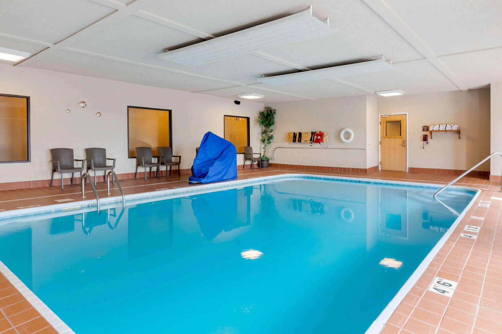 Comfort Suites South Haven near I-96