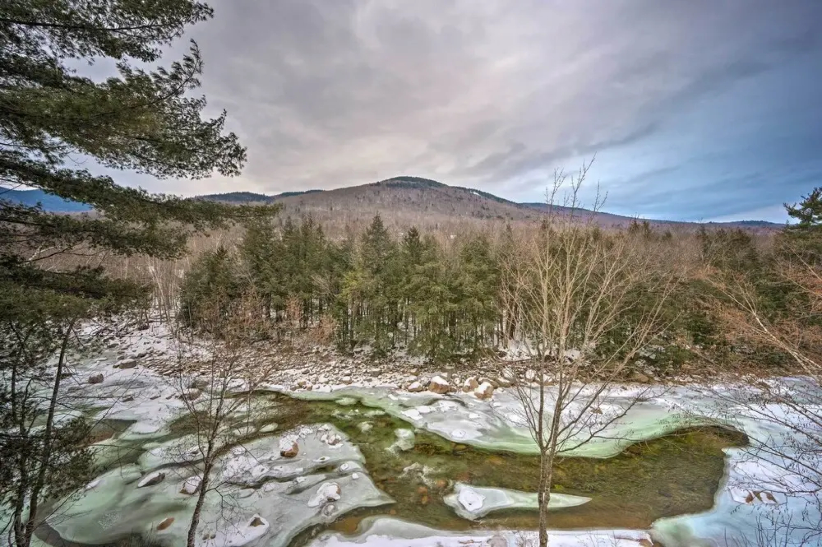 Riverfront Lincoln Condo: 1 Mi to Loon Mountain!