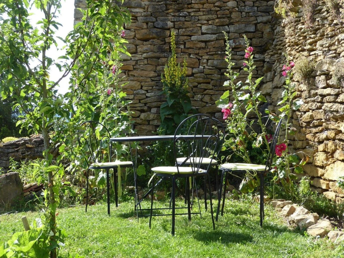 Cozy Holiday Home in Joncy with Valley View