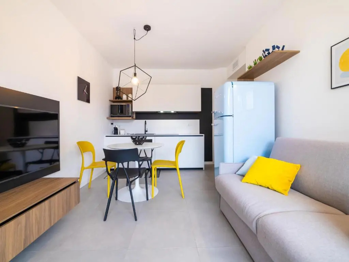 Leonardo - swimming pool and wide patio with barbecue