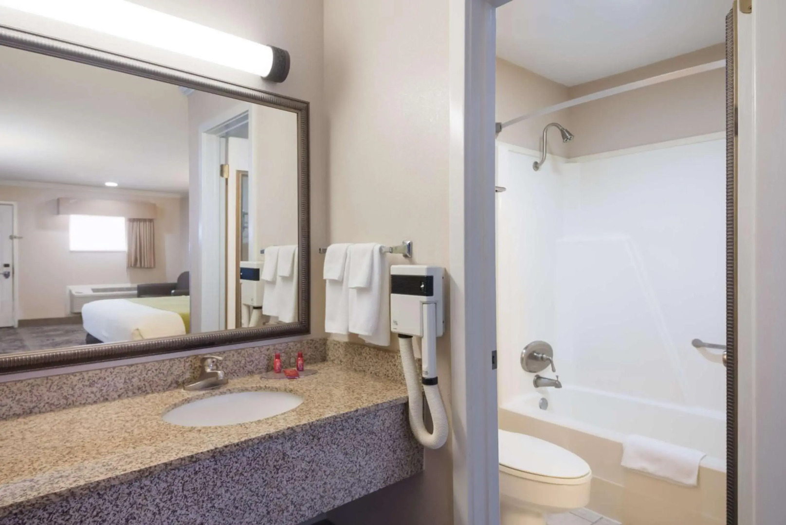 Holiday Inn Express Hotel & Suites Pittsburg by IHG