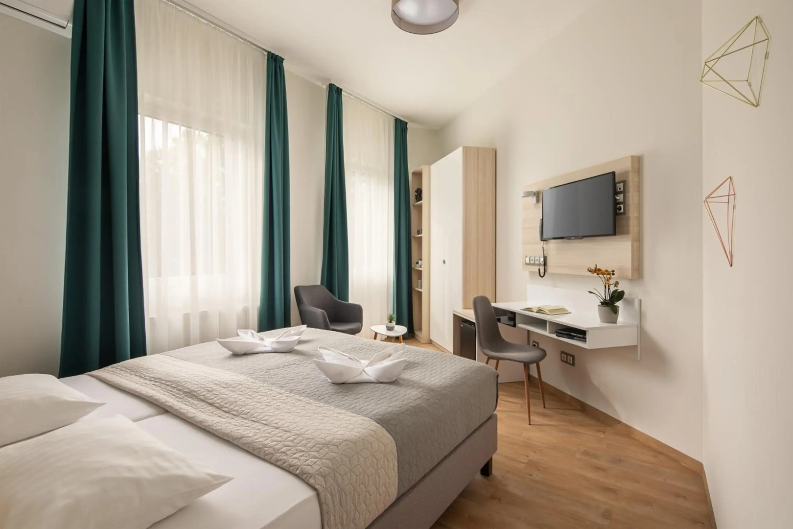 Kristály Hotel