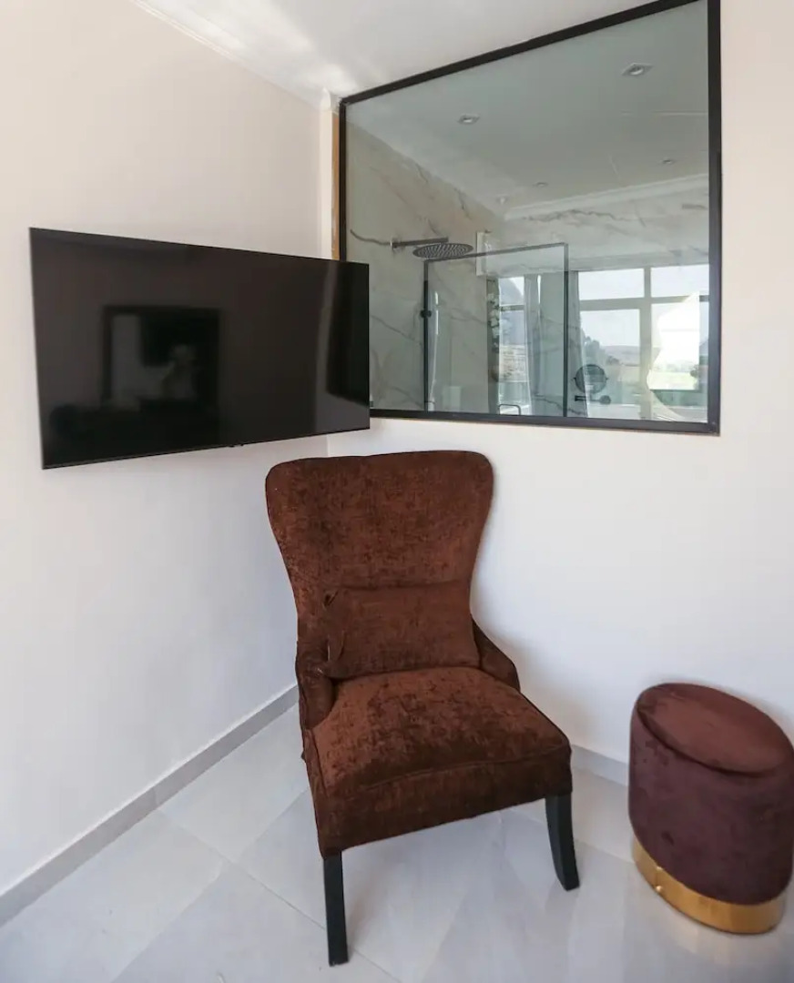 Shadow Pyramids View INN