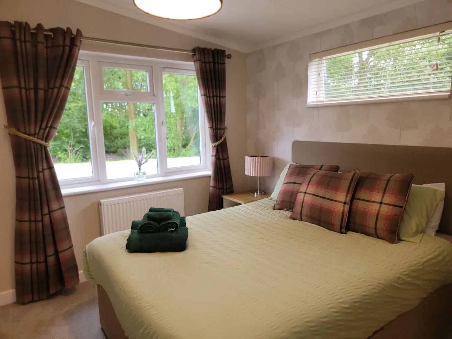 Luxury 2-bed Lodge in Routh, Sleeps 4 With Hot Tub