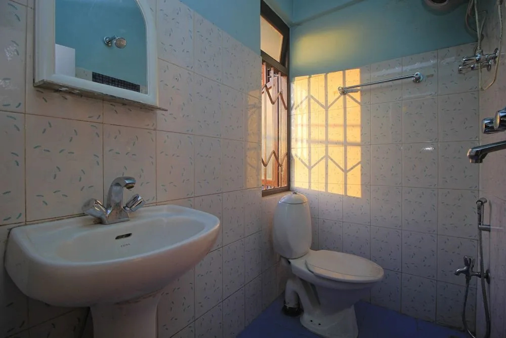 OYO 27907 Greater Kailash The Palace