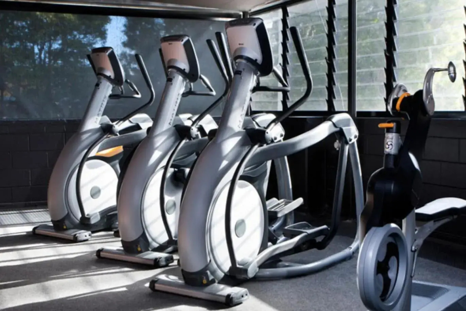 Cool Noosa Home. Central location. A/C. Gym. WIFI. Netflix