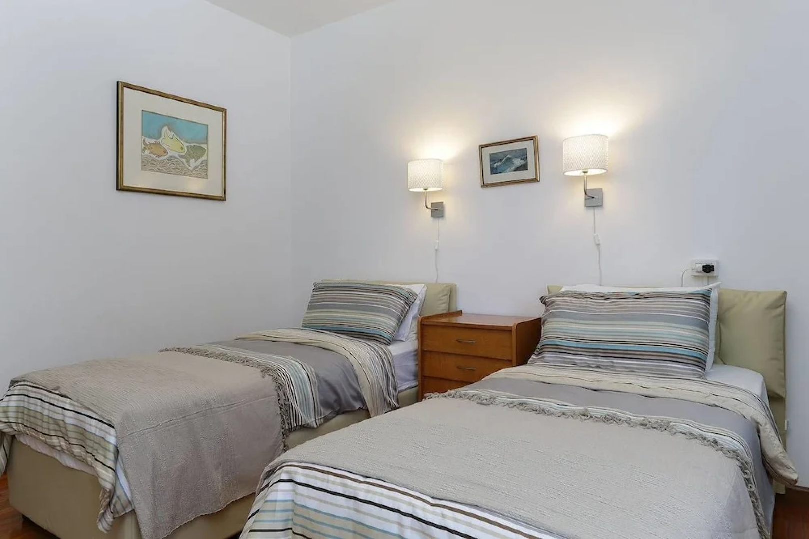 Contemporary Lakeside Villa Enjoying Direct Lake Access, Wifi, BBQ, Near Restaurant and Shop