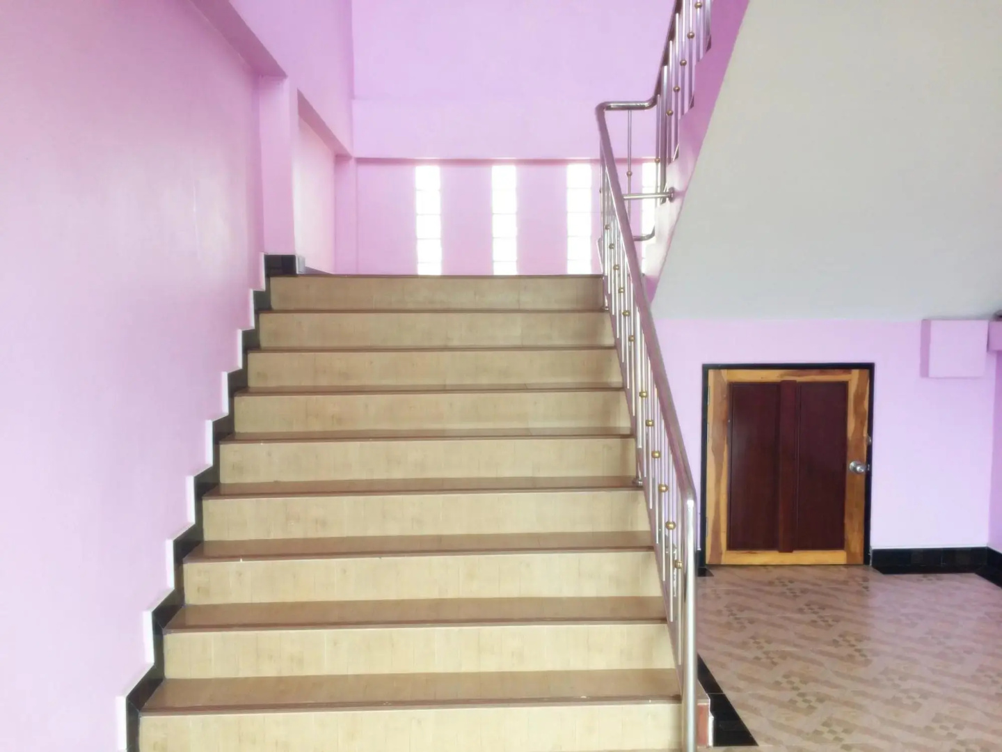 Vipat Bungkan Hotel