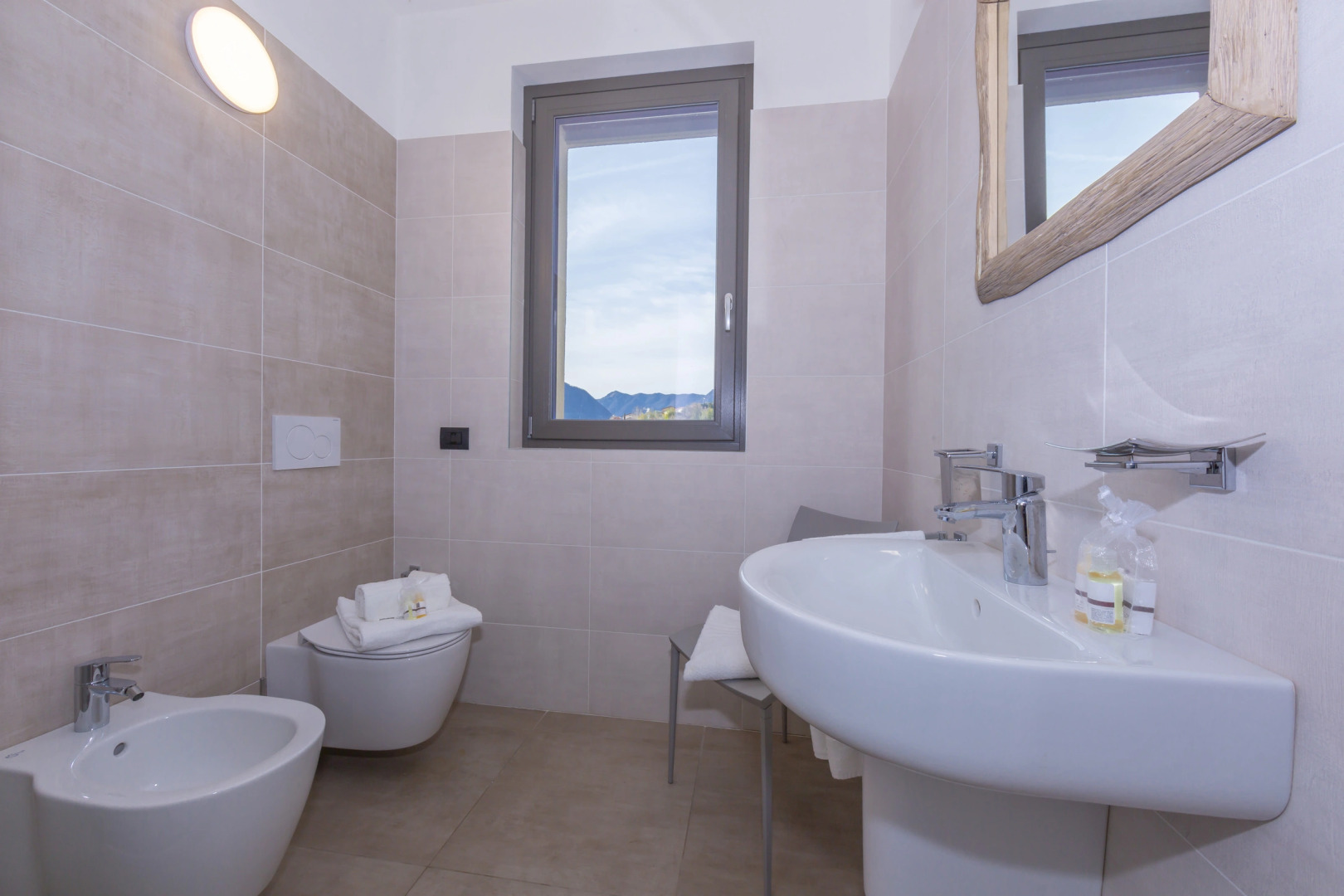 Beautiful 5 Bdrm Modern Penthouse