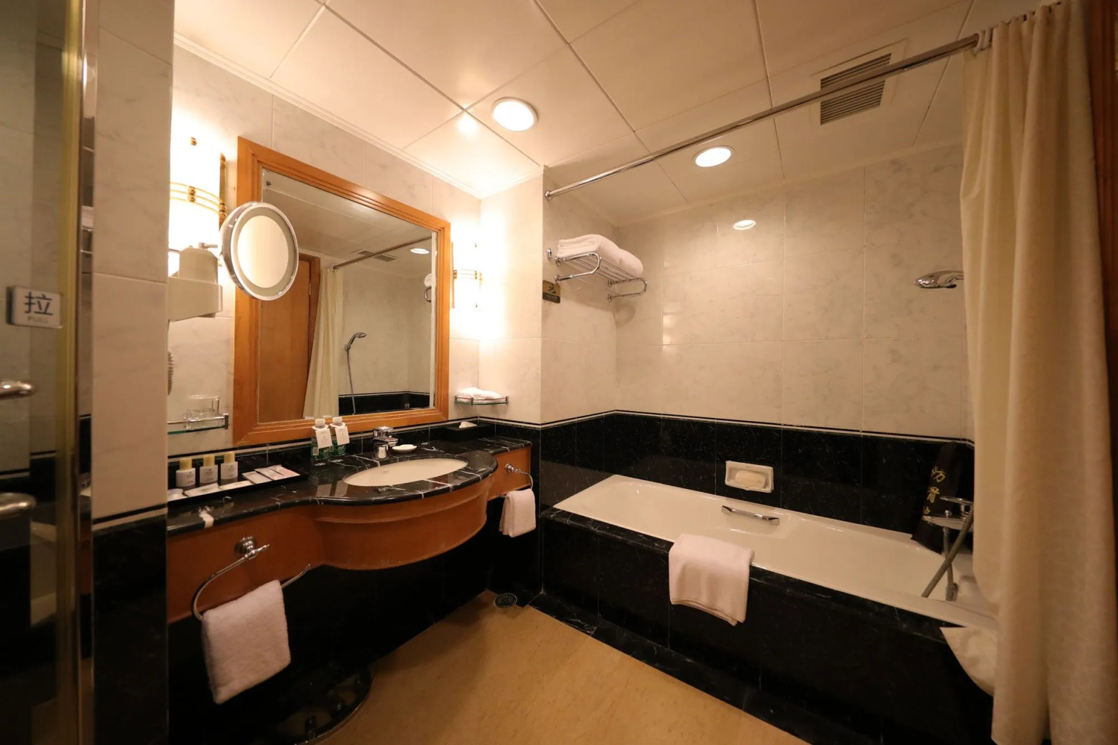 Renaissance Shenzhen Luohu Hotel