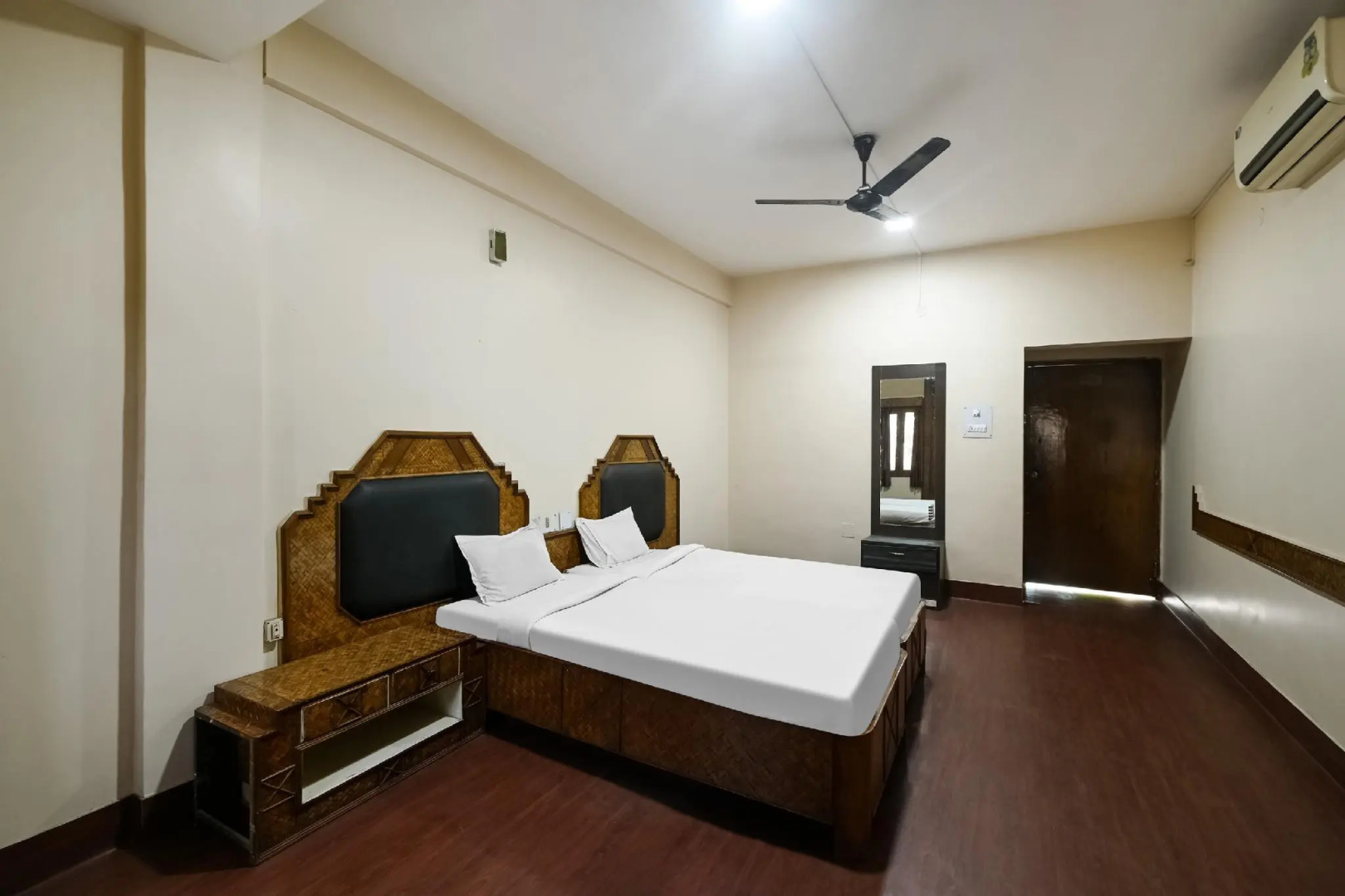 Capital O 84581 The Prestige Tridev